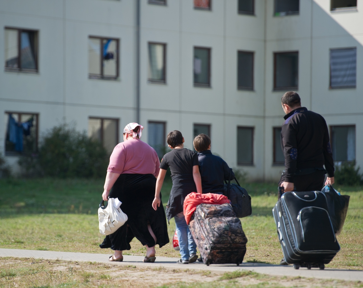 Asylbewerber ziehen in ein Wohnheim ein.