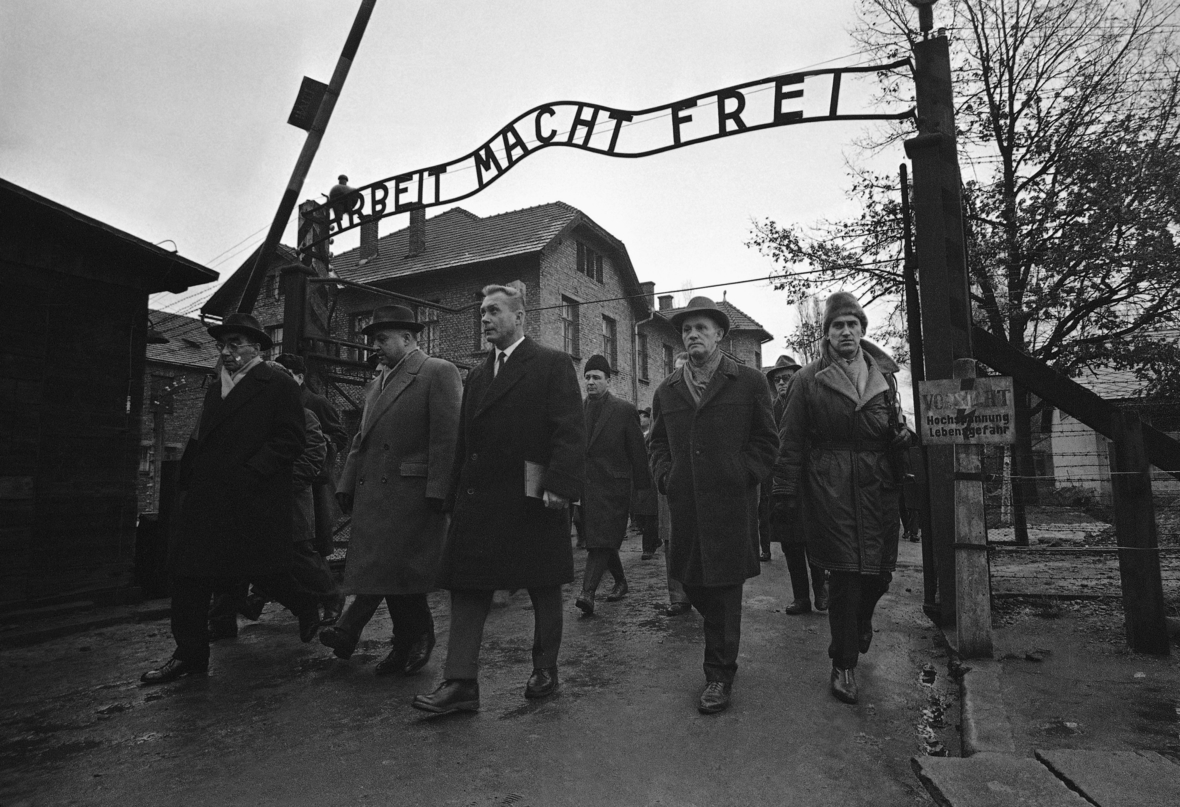 Dezember 1964: Mitglieder des Gerichts stehen im Konzentrationslager Auschwitz, Polen