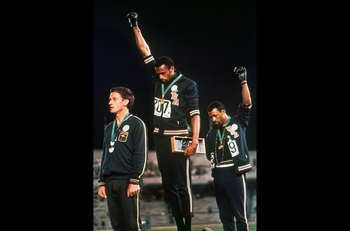 Die Sportler Tommie Smith und John Carlos streckten bei Olympia 1968 in Mexiko auf dem Siegertreppchen aus Protest gegen den Rassimus in den USA ihre Fäuste in den Himmel.