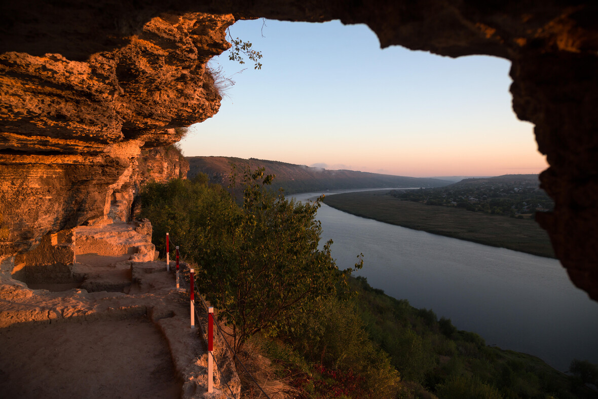 Blick aus den mittelalterlichen Klosterhöhlen am Fluss Dnister. 