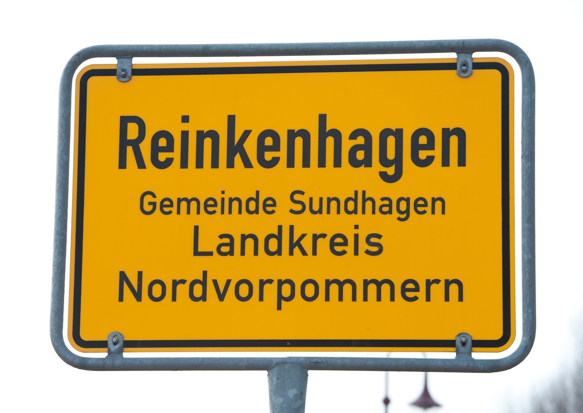 Das Straßenschild von Reinkenhagen zeigt auf, dass der Ort im Landkreis Nordvorpommern liegt.