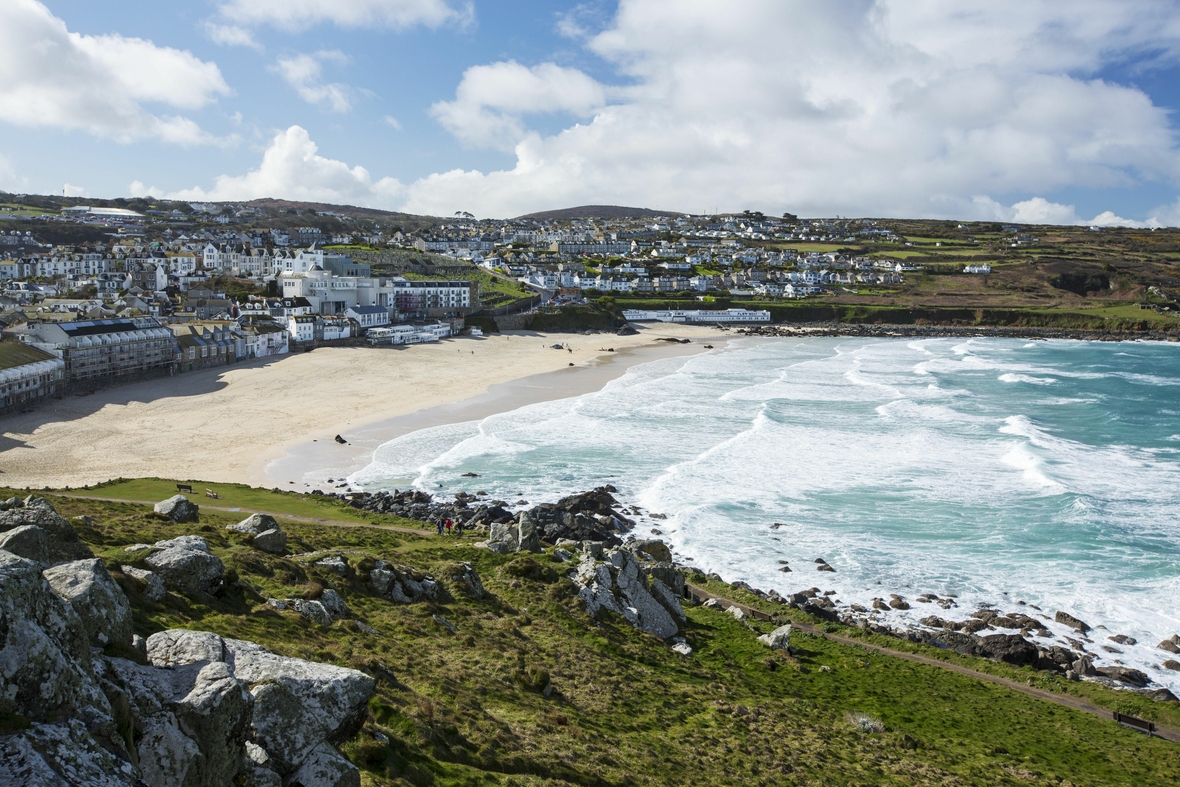 Blick auf die Kleinstadt St. Ives in der Grafschaft Cornwall in England, Großbritannien