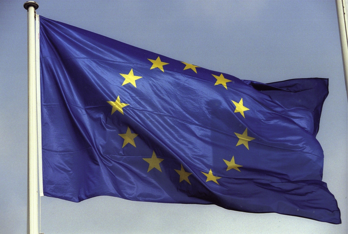 Europaflagge mit 12 gelben Sternen auf blauem Grund. Sie symbolisiert die Zusammengehörigkeit der EU-Staaten.