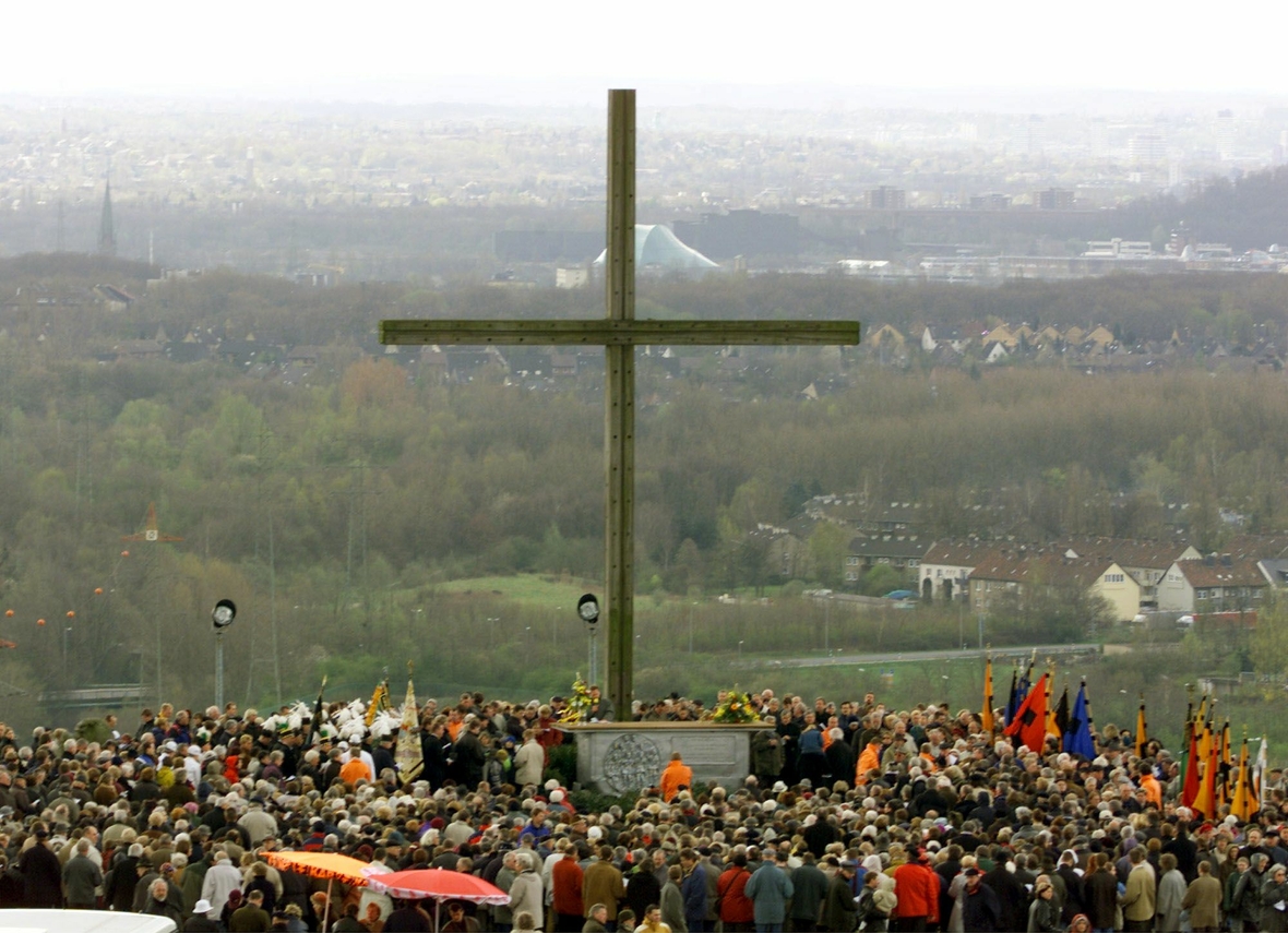 Mehrere tausend Christen beten am Karfreitag auf der Berghalde Prosper-Haniel in Bottrop. Die Gläubigen sind einen Kreuzweg vom Fuße der Halde hinauf auf die Spitze mit Blick auf das Ruhrgebiet gepilgert.