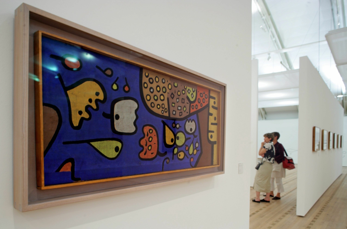 Das Gemälde "Früchte auf Blau" von Paul Klee von 1938 hängt im "Zentrum Paul Klee" in der Schweiz.
