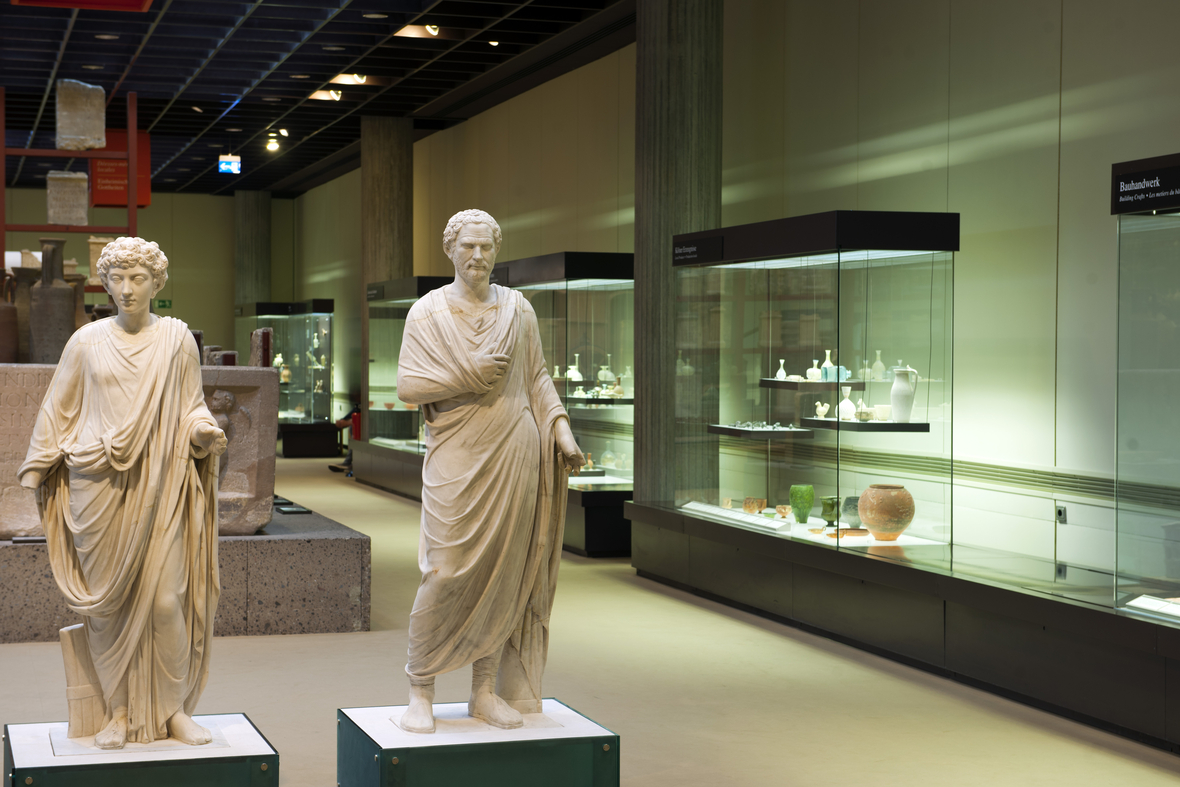 Zwei Statuen auf dem 2. Jahrhundert nach Christus. Die Männer tragen eine Toga. 