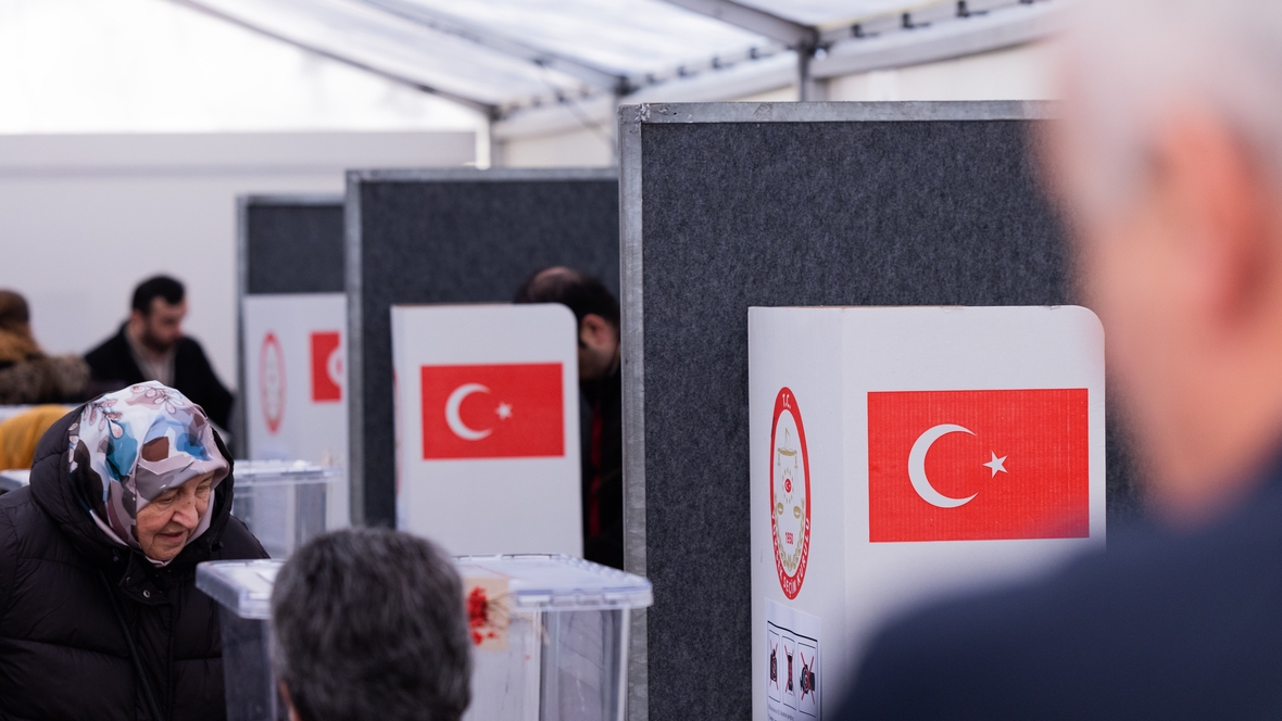 Türkische Wählerinnen und Wähler geben im Türkischen Generalkonsulat ihre Stimme für die Parlaments- und Präsidentenwahl 2023 in der Türkei ab. Türken im Ausland können bis zum 9. Mai 2023 wählen gehen.