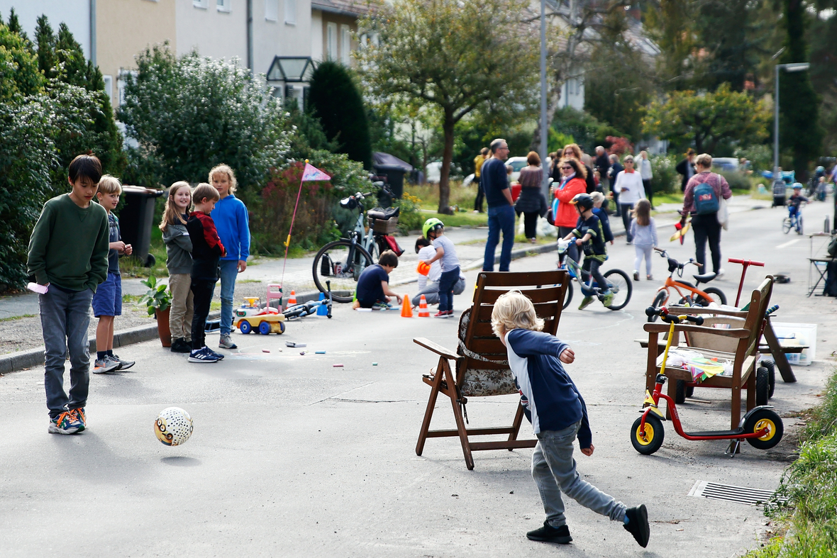 Kinder spielen auf einer vorübergehenden Spielstraße in Berlin.