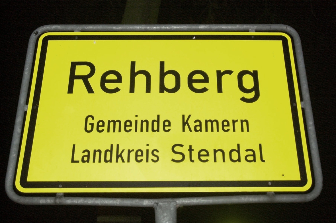 Das Ortsschild von Rehberg, einem Ortsteil der Gemeinde Kamern im Landkreis Stendal.