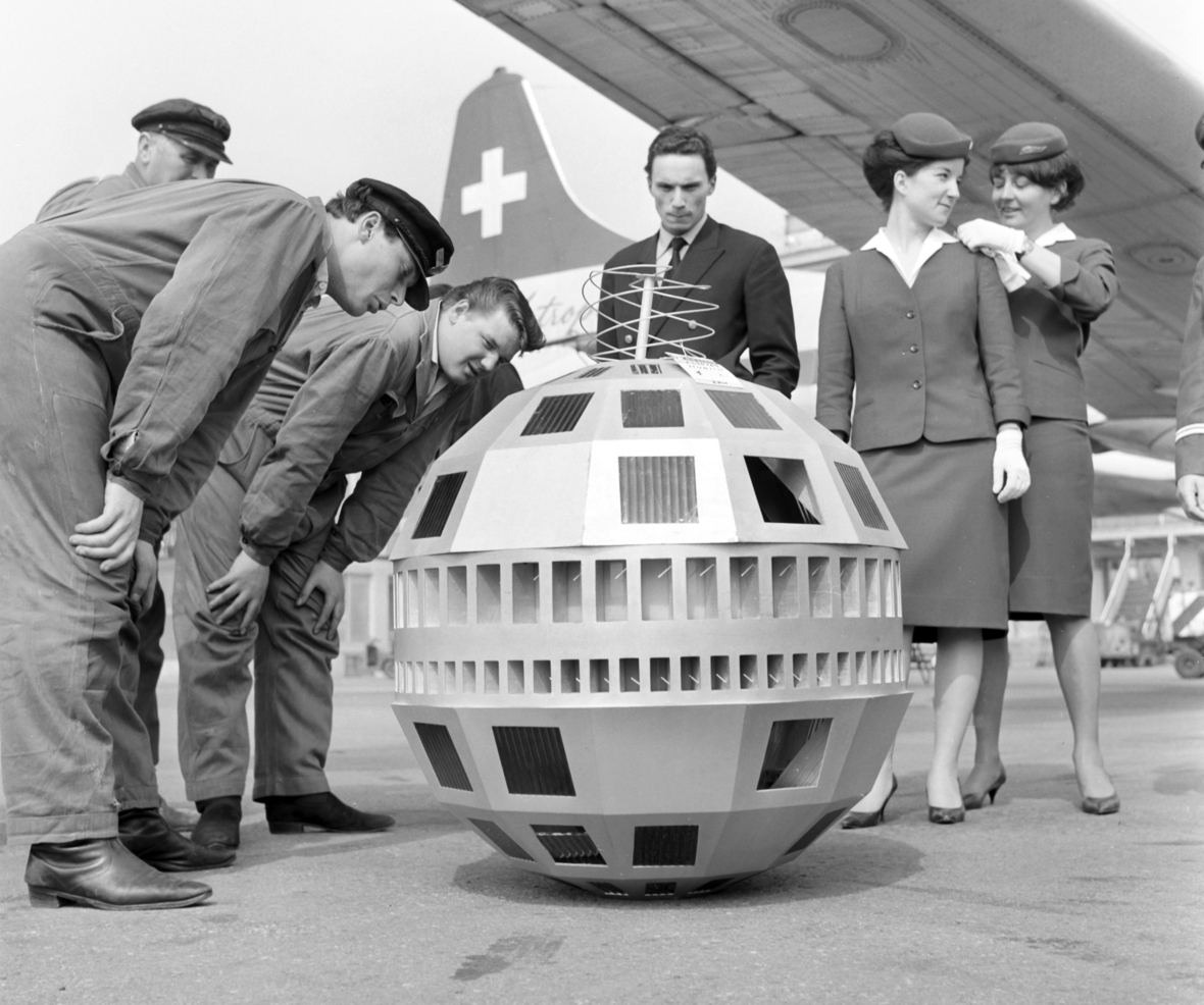 Eine naturgetreue Nachbildung des amerikanischen Satelliten "Telstar", die für die Ausstellung "Raketentechnik und Raumfahrt" bestimmt ist, trifft am 20.04.1963 auf dem Flughafen in München-Riem ein.