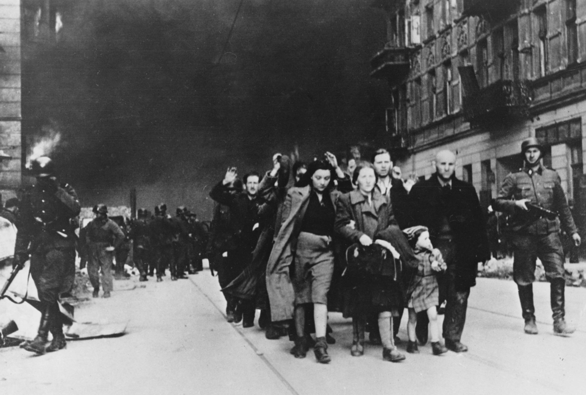 Nach der Zerstörung Warschaus durch deutsche Truppen 1943 werden jüdische Kinder, Frauen und Männer aus der Stadt getrieben.