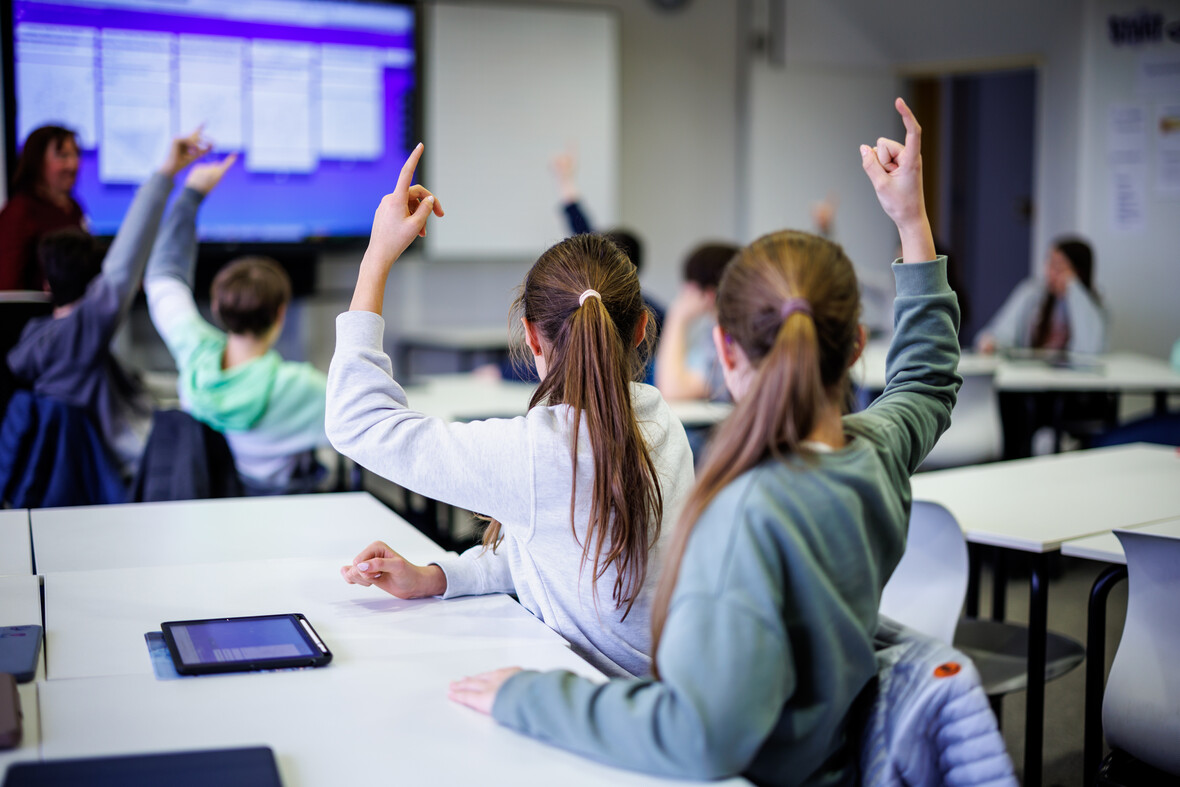 Schüler/-innen in einem Klassenraum. 