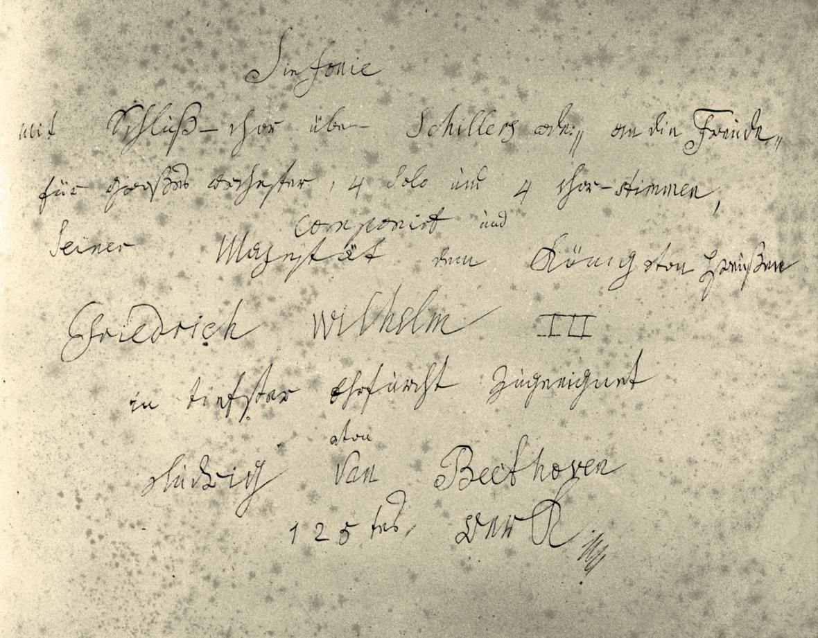 Eigenhändiges Titelblatt der Notenschrift von Beethovens Synfonie Nr. 9 mit Widmung an Friedrich Wilhelm III. von Preußen.  Der 4. Satz der neunten Sinfonie wurde zur Europahymne. Der Text der Hymne stammt von Schillers Gedicht "An die Freude". 