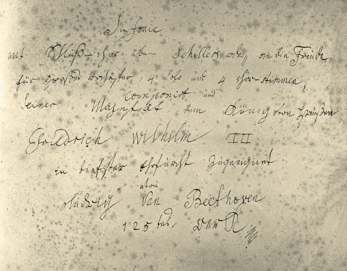 Eigenhändiges Titelblatt der Notenschrift von Beethovens Synfonie Nr. 9 mit Widmung an Friedrich Wilhelm III. von Preußen. Der 4. Satz der neunten Sinfonie wurde zur Europahymne. Der Text der Hymne stammt von Schillers Gedicht "An die Freude".