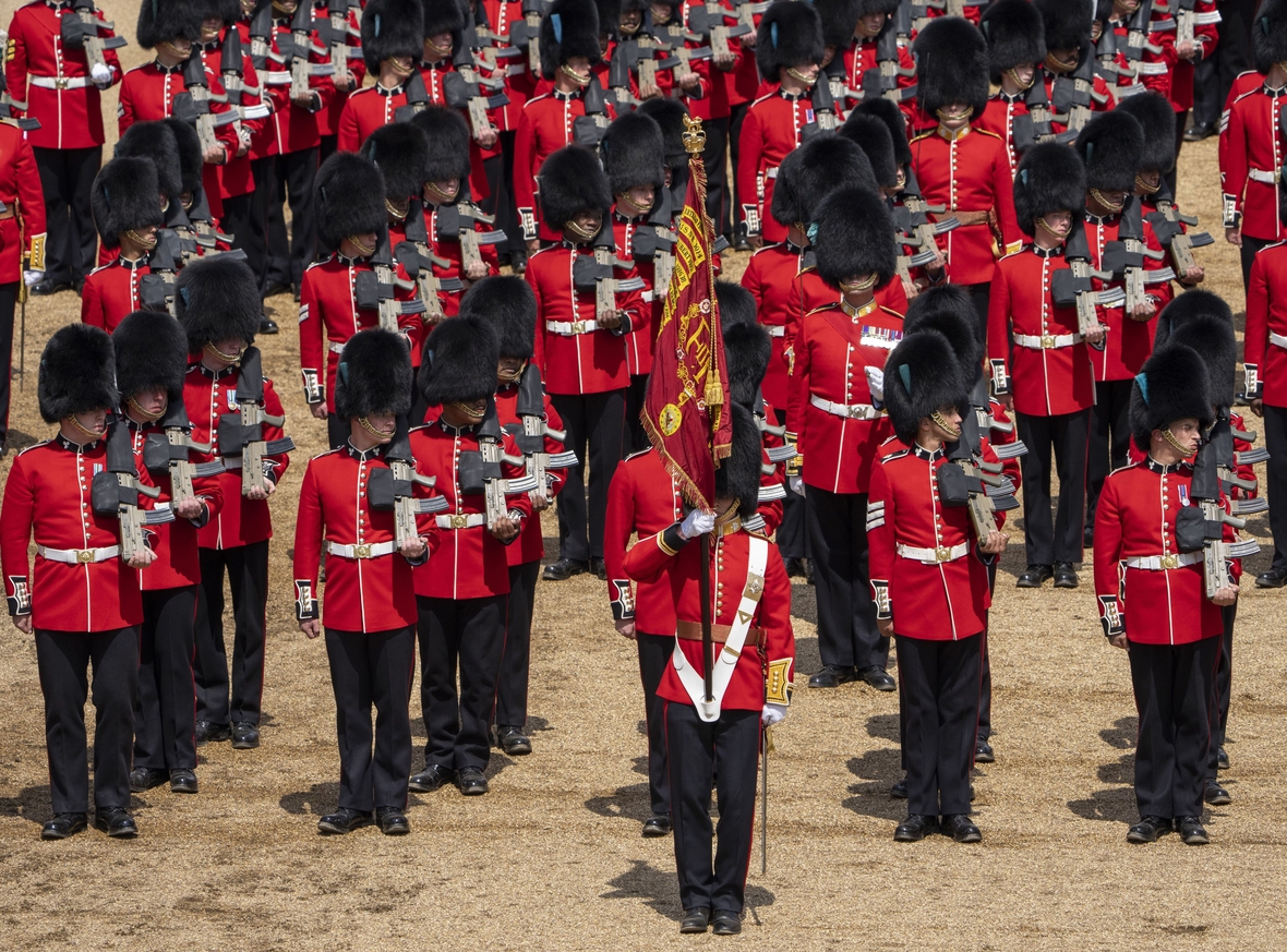 Die Irischen Garden gehören zur britischen Armee und zeigen bei der Parade "Trooping the Colour" die Farben ihrer Fahne.