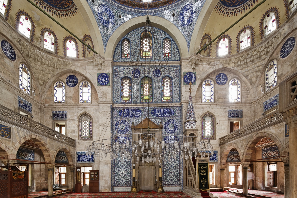 Innenansicht der Sokollu-Moschee in Istanbul. Durch die Fenster, die sich bis zur Decke ziehen, strömt viel Licht in die Moschee.
