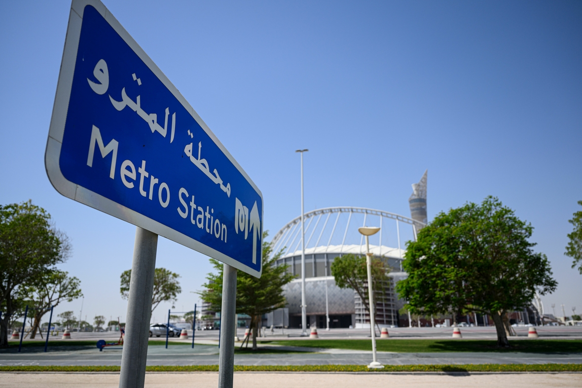Außenansicht auf das Khalifa International Stadium in ar-Rayyan mit einem Hinweisschild zur Metro Station.