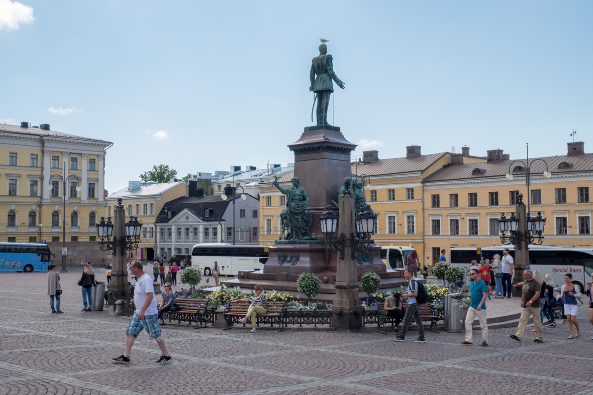 In Helsinki steht Finnlands ältestes Haus, heute ein Museum. Es befindet sich auf der Südseite des Senatsplatzes. Davor steht eine Statue von Alexander II.