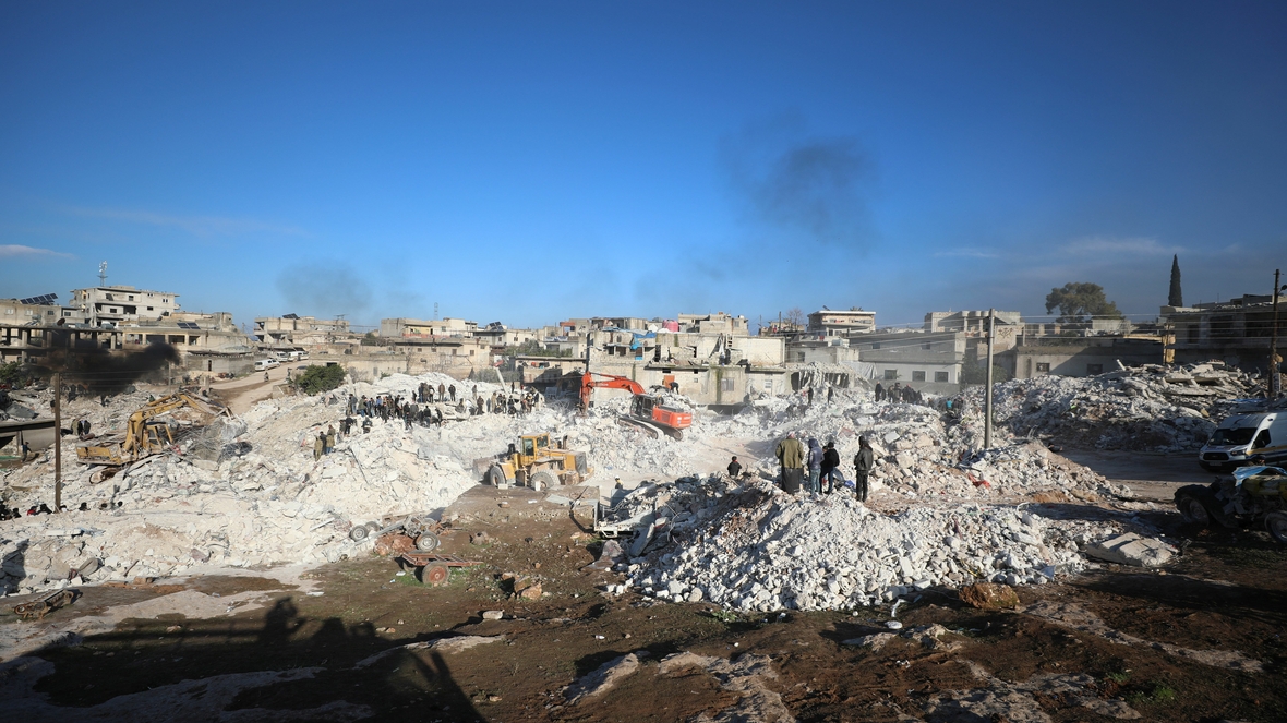 8. Februar 2023: In der nordsyrischen Stadt Idlib suchen die Menschen unter den zerstörten Gebäuden nach Überlebenden.  