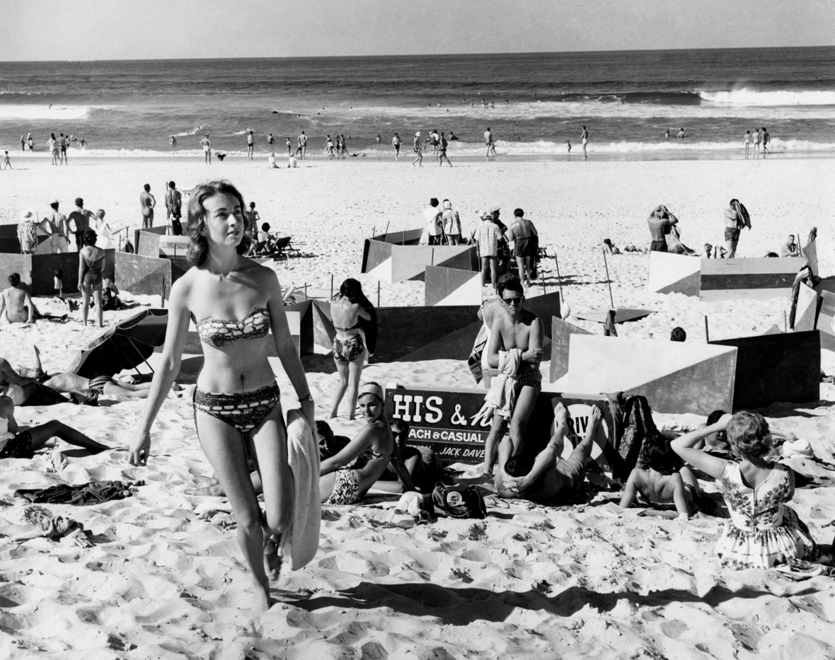 Menschen am Strand 1946: Einige Frauen tragen schon einen modernen Bikini