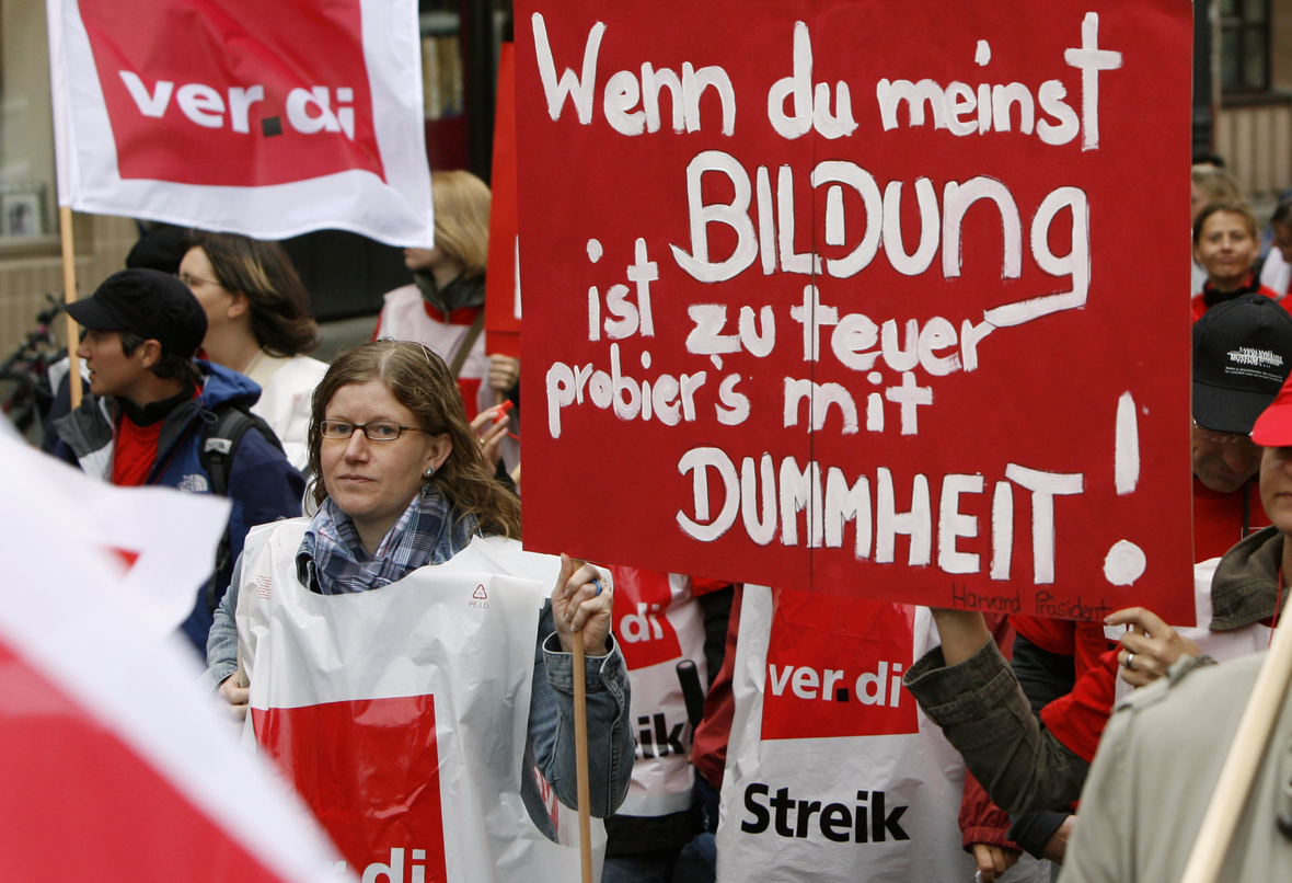Man sieht Erzieherinnen und Sozialarbeiter mit Plakaten bei einem Streik für bessere Arbeitsbedingungen.