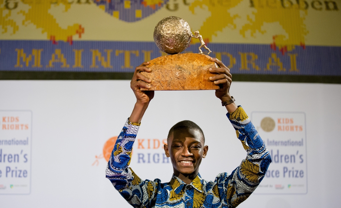Abraham Keita bei der Preisverleihung am 9. November 2015. Stolz hält er den Preis in den Armen.
