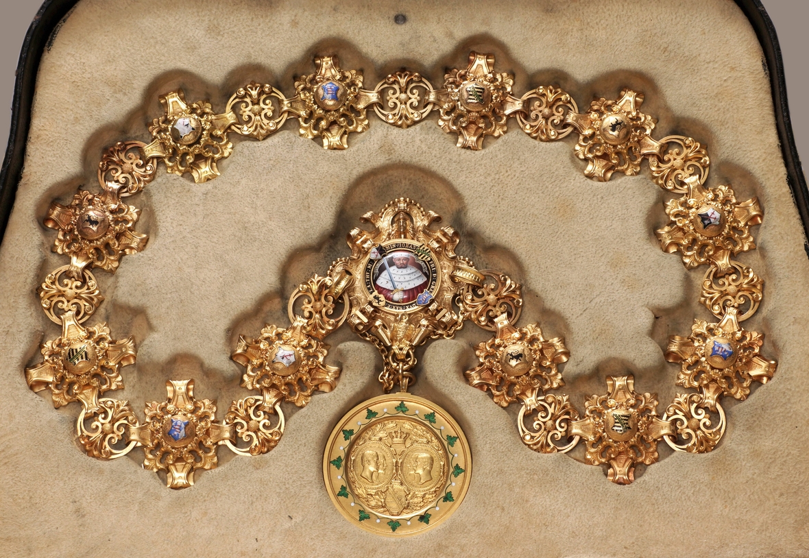 Die goldene Amtskette des Rektors der Universität Jena stammt aus dem Jahr 1858. Sie ist ausgeschmückt mit kleinen Bildmedaillons.