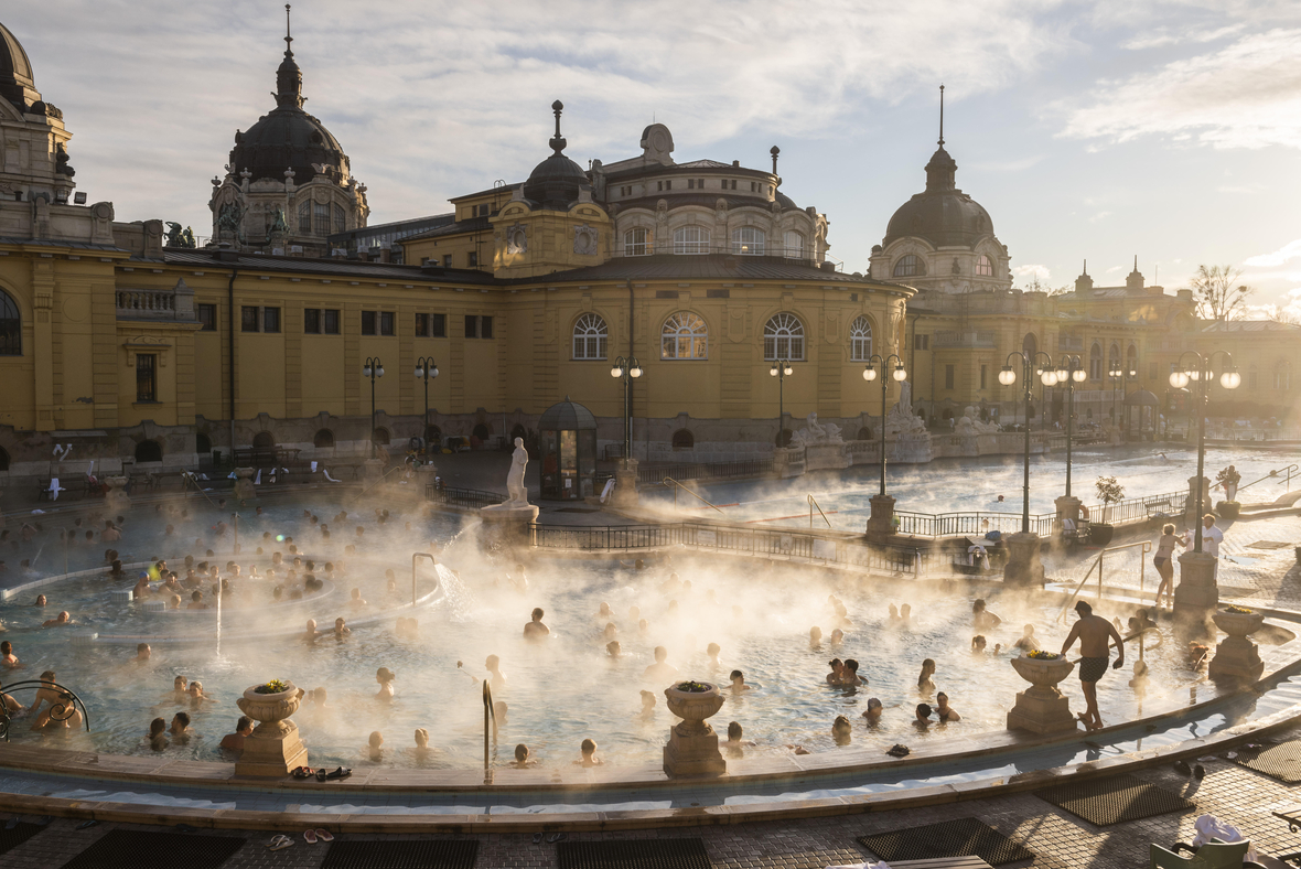 Die ungarische Hauptstadt Budapest ist die größte Kurstadt Europas. Über 120 heißen Quellen versorgen die Thermalbäder mit mineralstoffreichem Wasser. Dies ist das Széchenyi-Heilbad. Es ist das größte Heilbad in Europa.