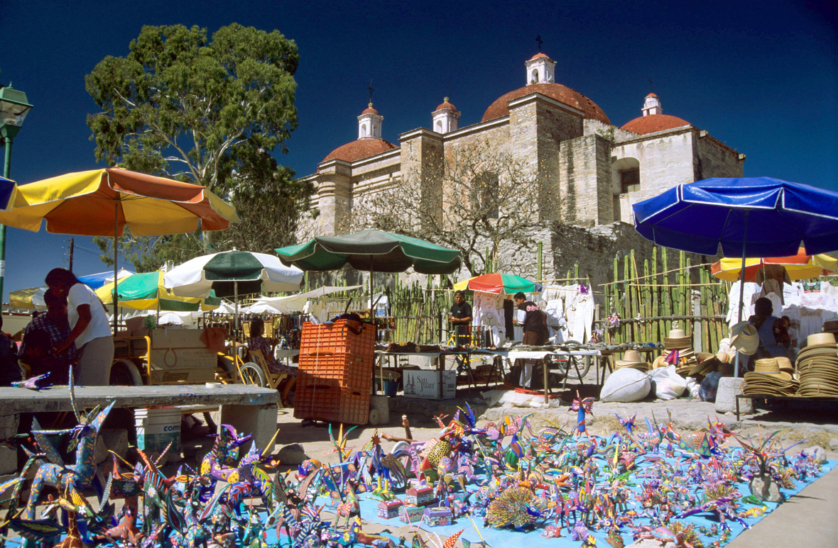 Das Bild zeigt einen mexikanischen Markt mit einem bunten Warenangebot. 