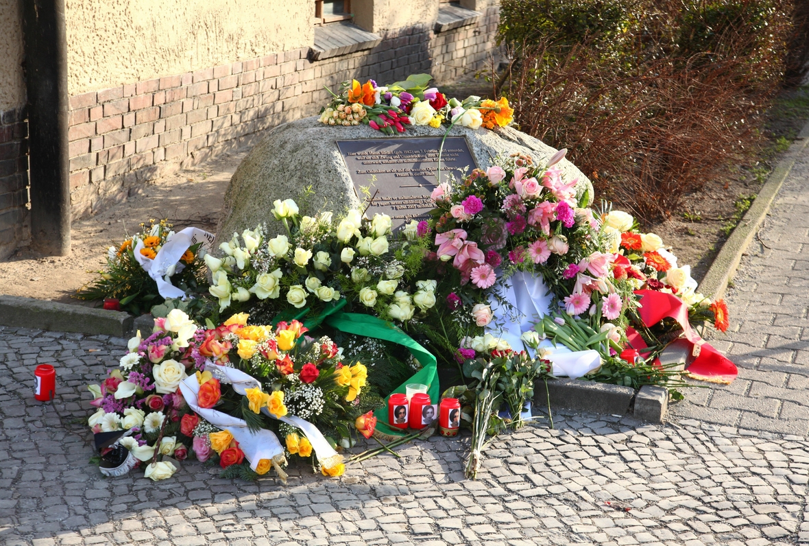 Blumen wurden am Gedenkstrein für Hatun Sürücü in Berlin abgelegt. Frau Sürücü wurde bei einem sogenannten Ehrenmord getötet. 