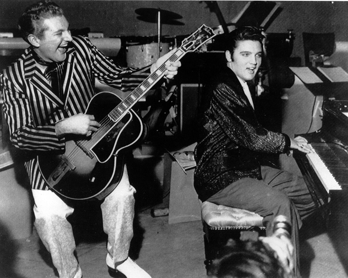 November 1956 inNovember 1956 in Las Vegas, USA: Pianist und Entertainer Liberace (links) und Elvis Presley (rechts) machen gemeinsam Musik Las Vegas, USA: Pianist und Entertainer Liberace (links) und Elvis Presley (rechts)