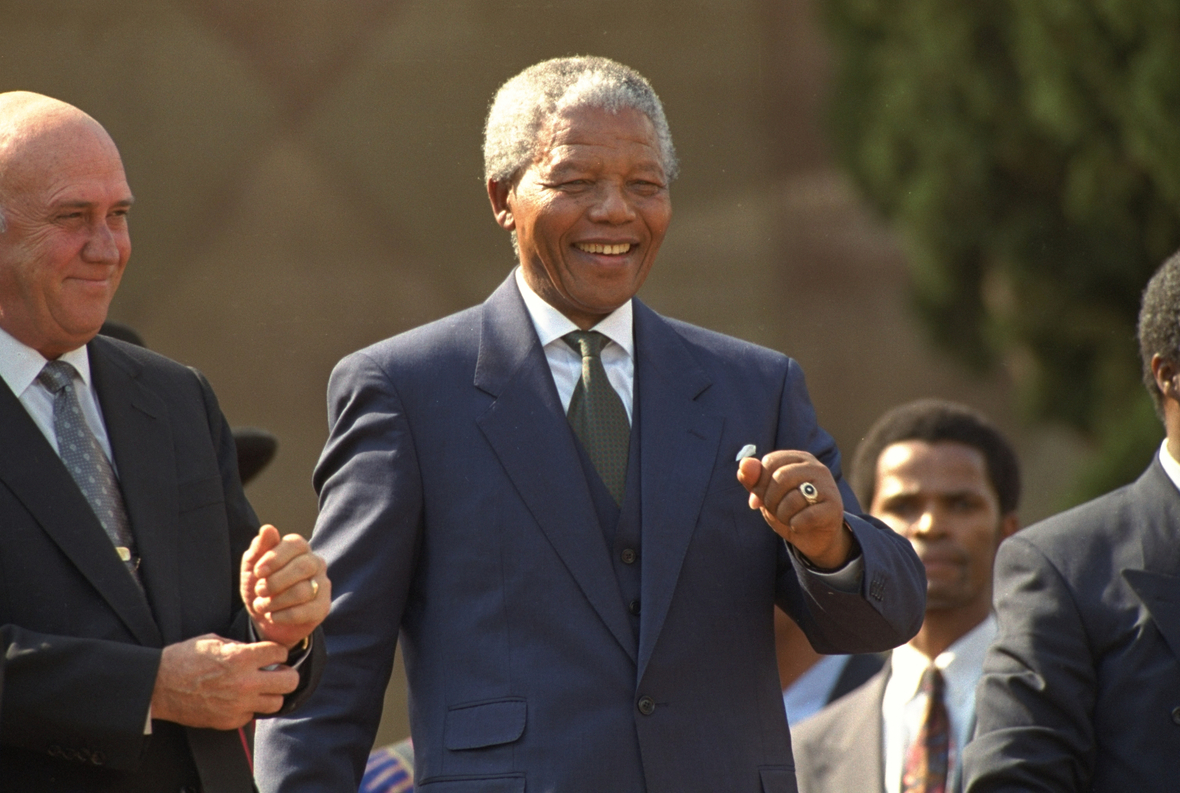 Nelson Mandela lacht bei seiner Amtseinführung zum südafrikanischen Präsidenten am 10. Mai 1994.