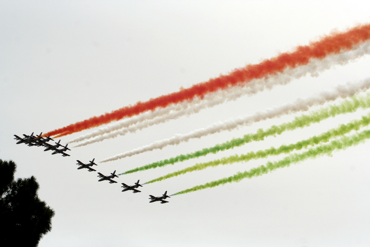 Eine Flugstaffel der Luftwaffe erzeugt zum Abschluss der Parade zum italienischen Nationalfeiertag am 02.06.2006 in Rom Kondensstreifen in den Nationalfarben grün, weiß und rot am Himmel.