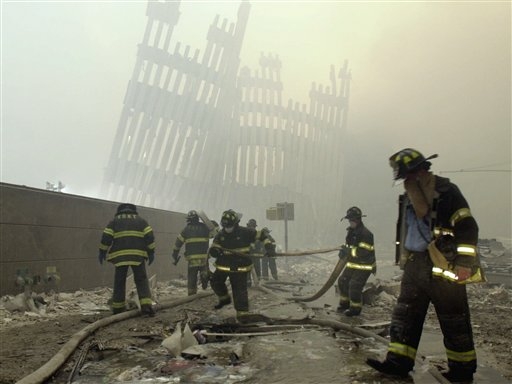 Feuerwehrmänner vor den Ruinen des World Trade Center in New York
