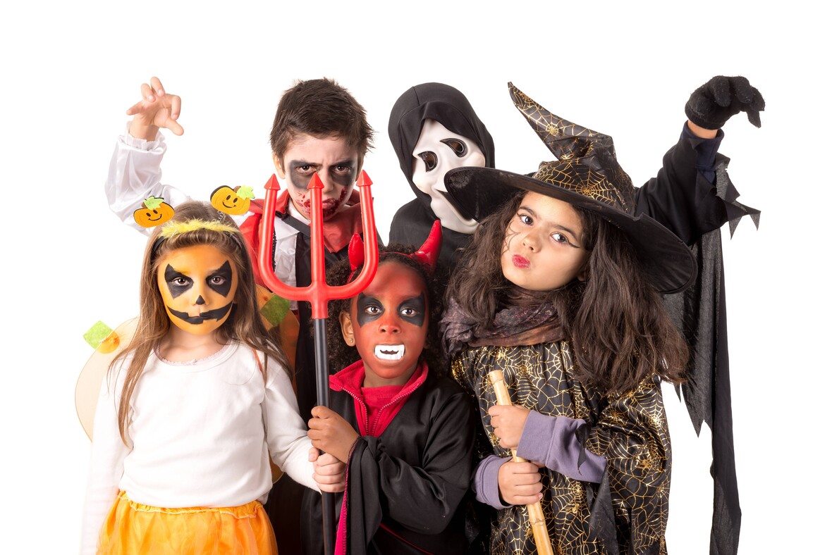 Kinder mit Gesichtsfarbe und Halloween-Kostümen