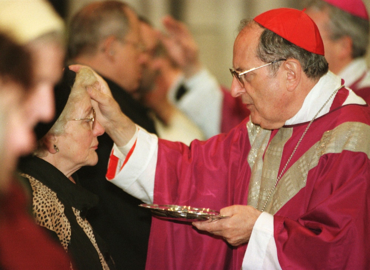 1998: Kardinal Meisner, der damalige Erzbischof von Köln, malt den Gläubigen beim Aschermittwoch-Gottesdienst im Kölner Dom das Aschekreuz auf die Stirn.