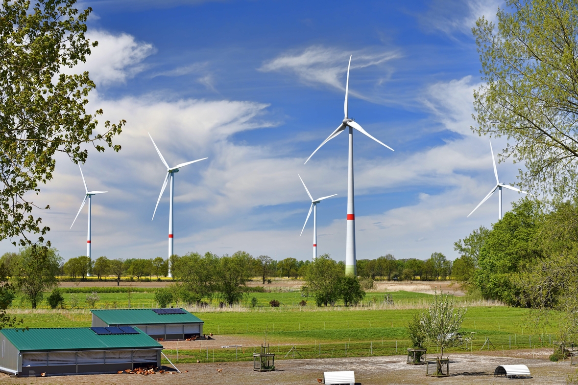 Windräder drehen sich im Windpark Neuengamme in Hamburg.