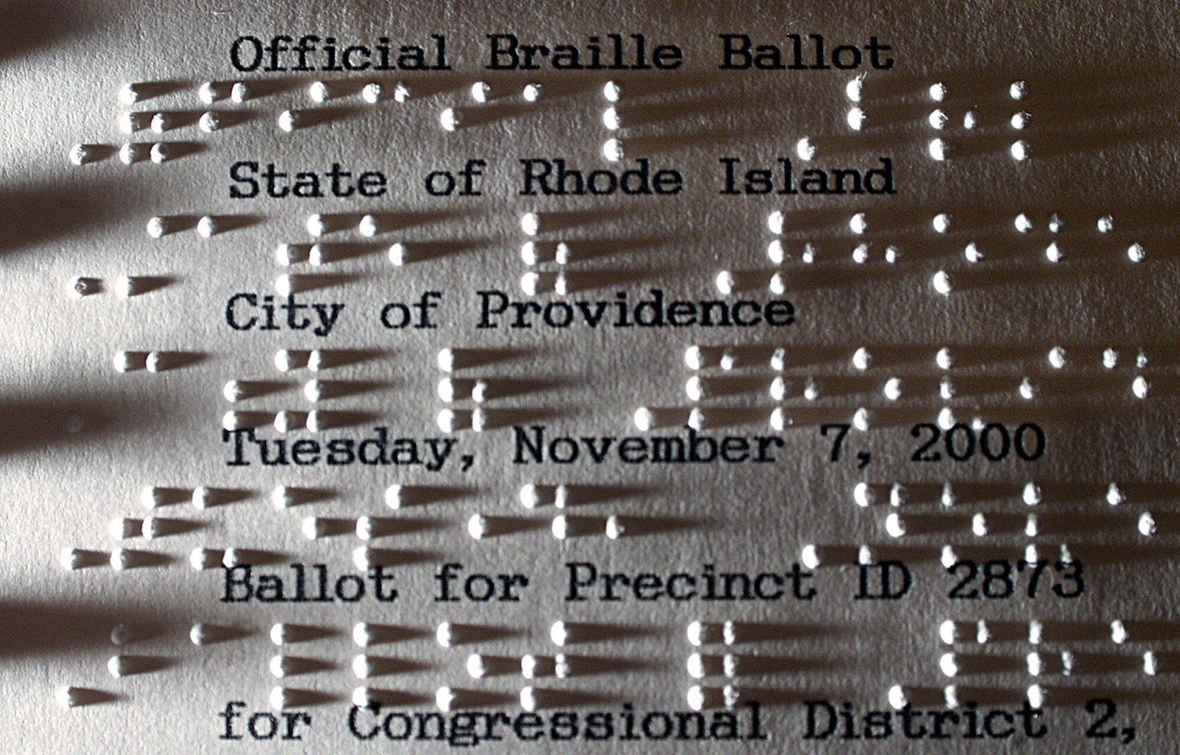 يمكن لفاقدي البصر  الانتخاب في رود أيسلندا، في الولايات المتحدة الأمريكية يتم الانتخاب بالاستعانة بالمعلومات المكتوبة بخط برايل.