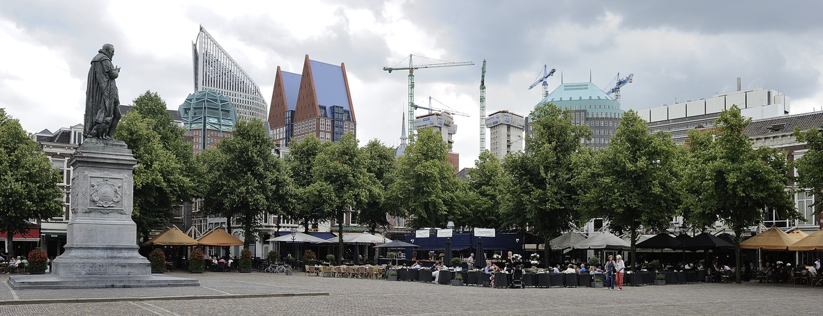 Den Haag ist eine moderne Stadt in den Niederlanden. Ein Platz der Innenstadt wird gezeigt. Hier wurde vor mehr als 100 Jahren das Haager Abkommen vereinbart.