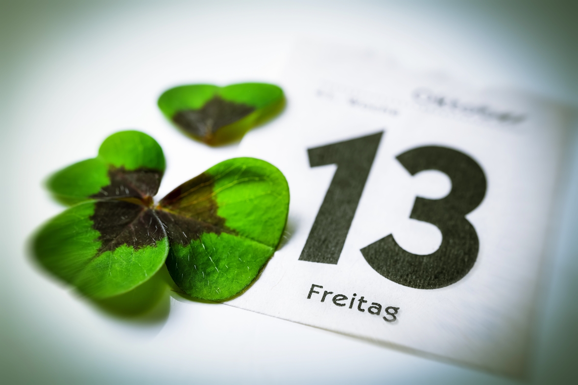 Bringt Freitag der 13. wirklich Unglück? Kalenderblatt Freitag der 13. und zerrissenes Kleeblatt als Zeichen des Unglücks
