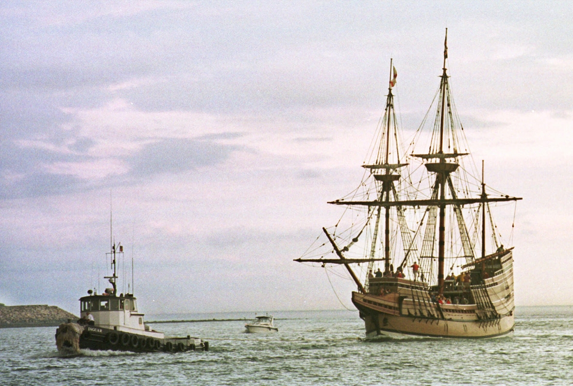 Ein Schlepper zieht die "Mayflower II", eine Kopie der "Mayflower", am 24. Juni 2001 in den Hafen von Boston.