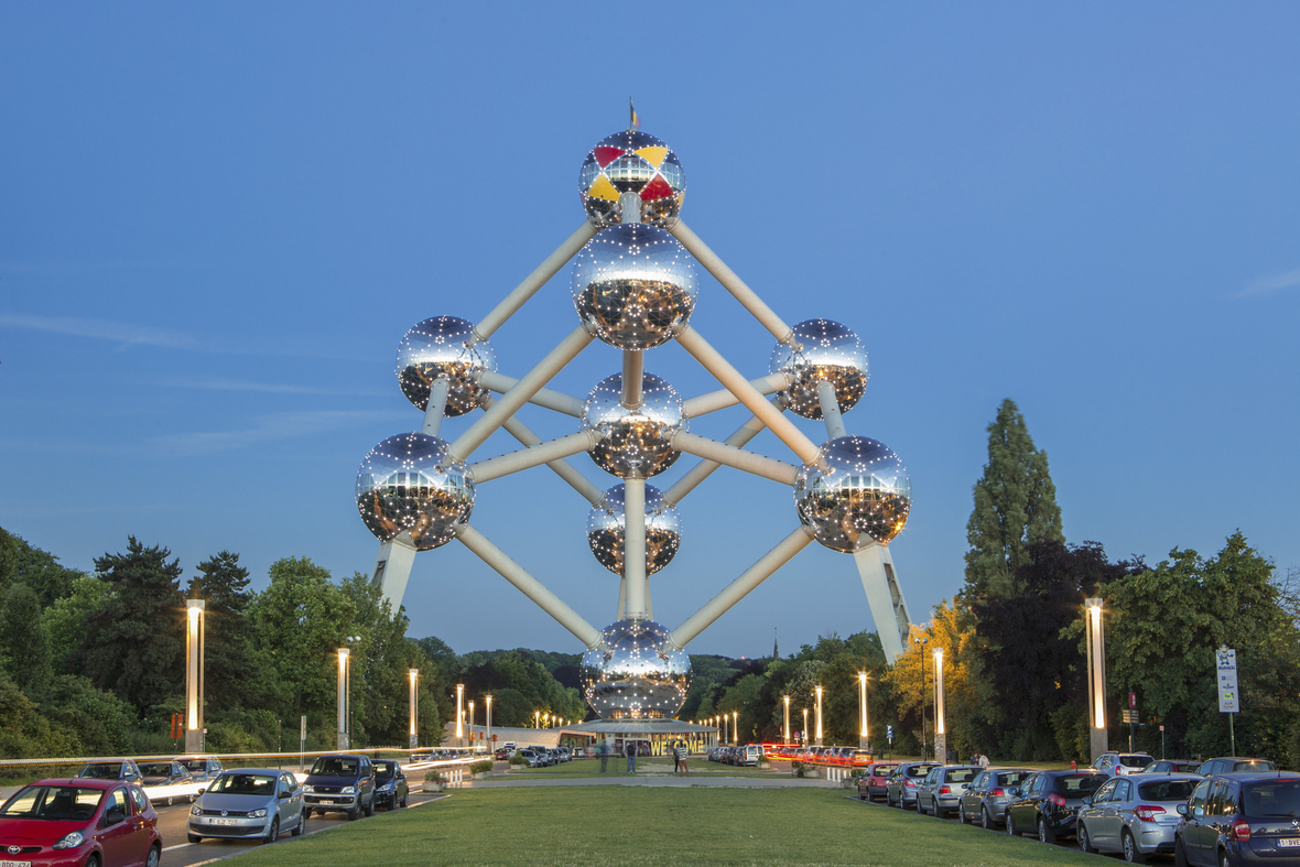 Das Bild zeigt das berühmte Atomium. Es ist ein Wahrzeichen von Belgien.