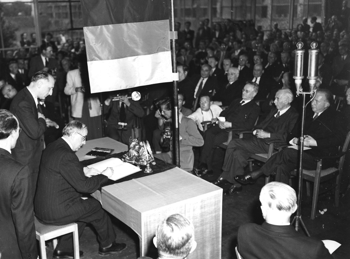 Das Grundgesetz der Bundesrepublik Deutschland wurde am  23. Mai 1949 in Bonn unterzeichnet.