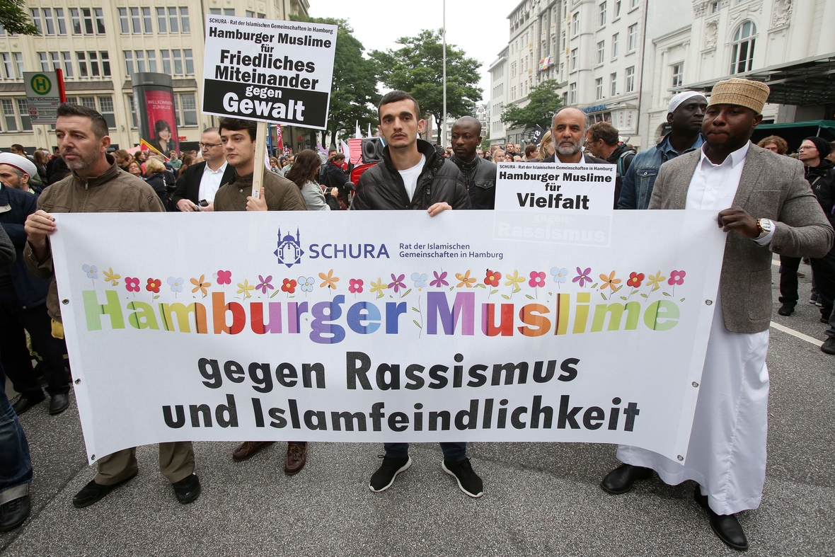 Eine Demonstration gegen Rassismus und Islamfeindlichkeit wurde 2015 in Hamburg durchgeführt. Man sieht Vertreter aus vielen gesellschaftlichen Bereichen und Menschen unterschiedlicher Hautfarbe. 