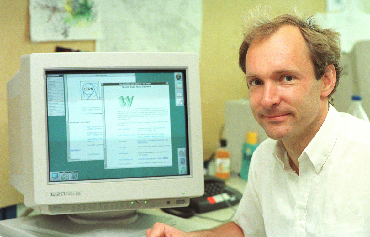 Informatiker und WWW-Erfinder Tim Berners-Lee beim CERN in Genf im jahr 1994 vor einem Computer.