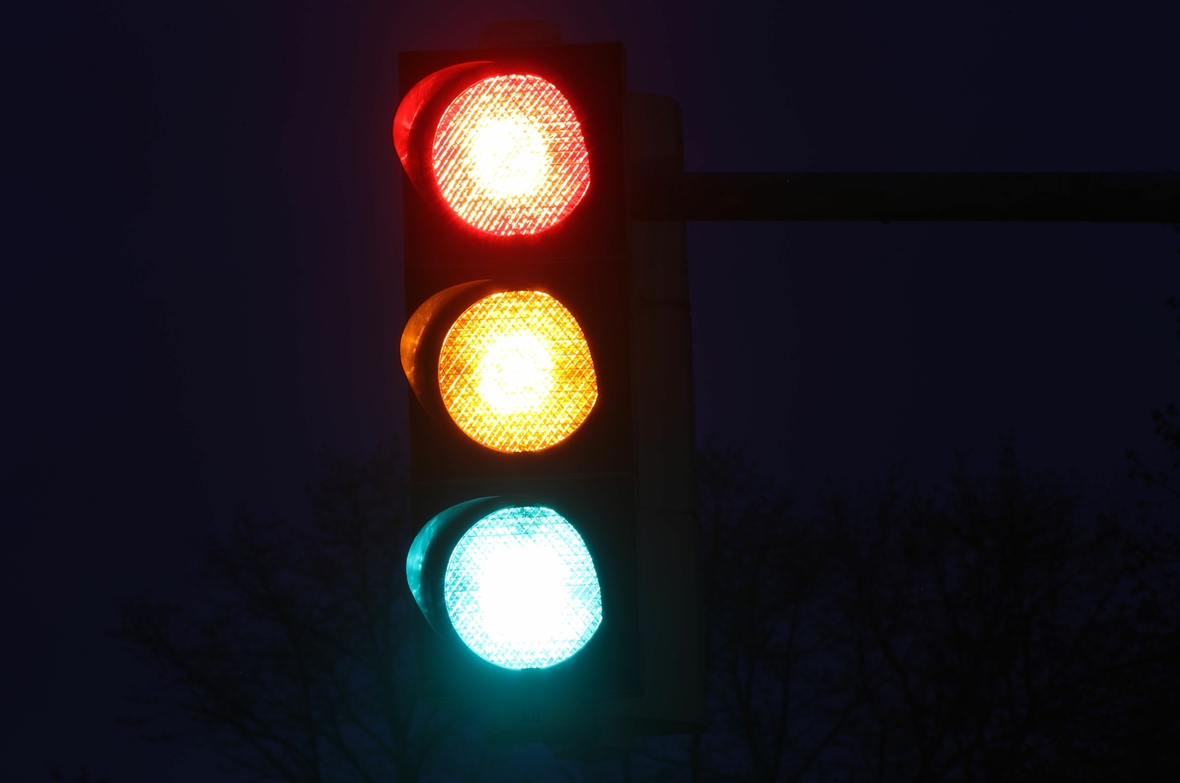 Eine Ampel, an der alle drei Farben leuchten : Sinnbild für eine "Ampel-Koalition"