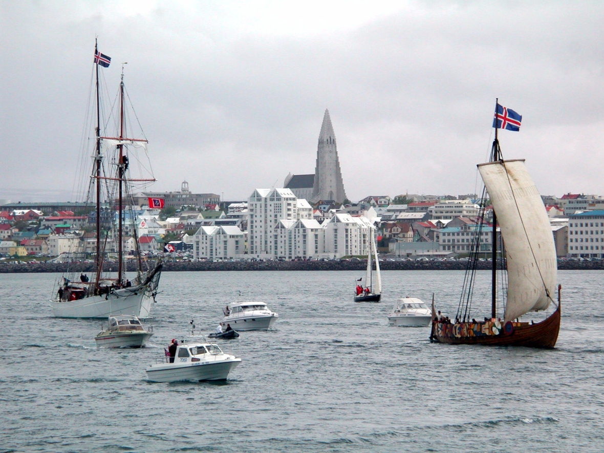 Ein Nachbau des Wikingerschiffs "Icelander" segelt am 17. Juni 2000 von Reykjavik nach Nordamerika.