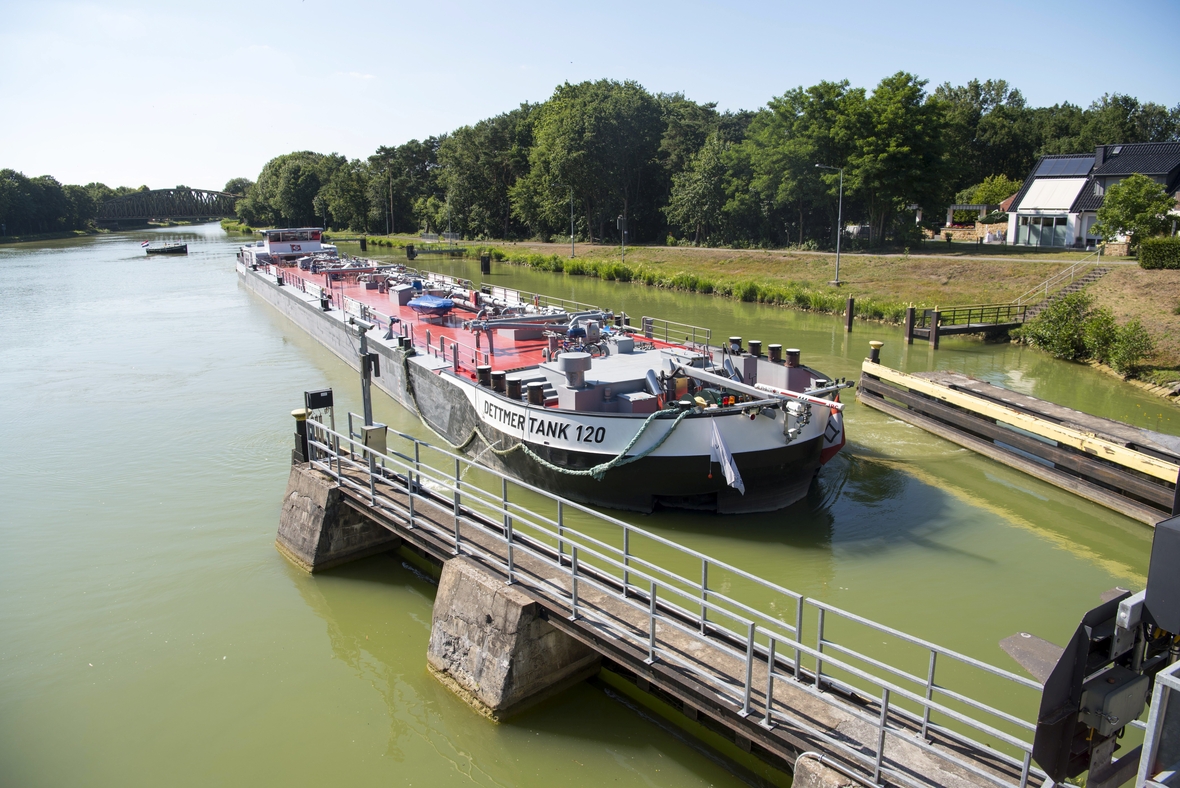 Im Dortmund-Ems-Kanal fährt ein Tankschiff in die Schleuse Rodde im Münsterland.
