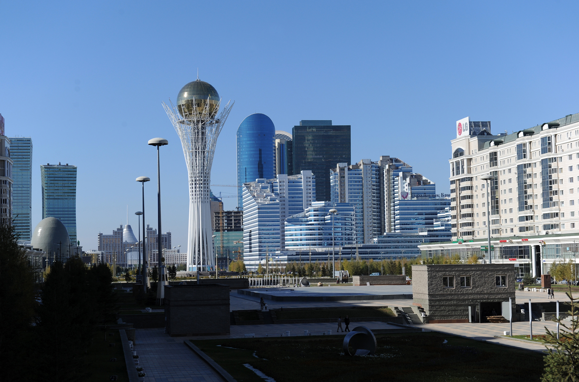 Die Stadtansicht zeigt den Turm Bajterek, auch als "Baum des Lebens" bekannt, ein Wahrzeichen von der Hauptstadt Nur-Sultan.