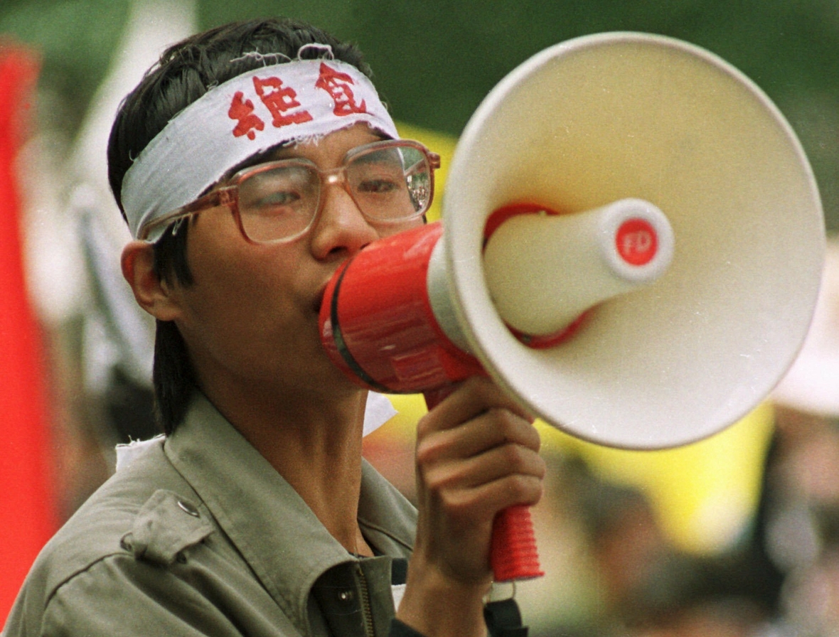 Mai 1989: Student Wang Dan ruft mit einem Megaphone auf dem Platz des Himmlischen Friedens in Peking zu Protestaktionen auf.